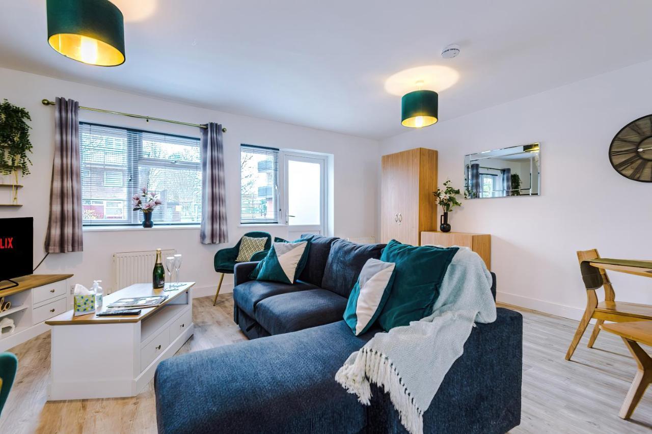 Spacious 3-bed House In By 53 Degrees Property, Ideal For Families & Professionals, Free Parking - Sleeps 7 *