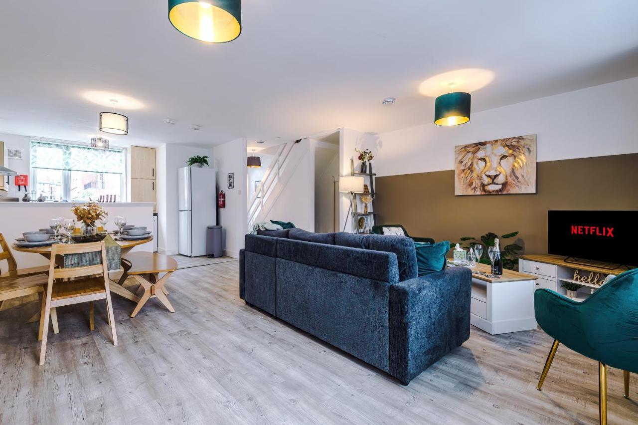 Spacious 3-bed House In By 53 Degrees Property, Ideal For Families & Professionals, Free Parking - Sleeps 7 *