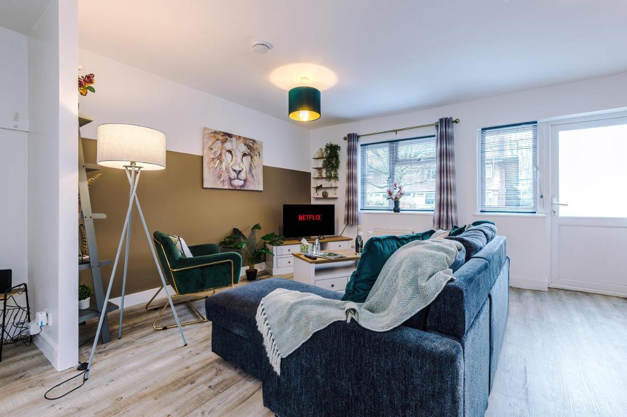 Spacious 3-bed House In By 53 Degrees Property, Ideal For Families & Professionals, Free Parking - Sleeps 7 Hébergement de vacances *