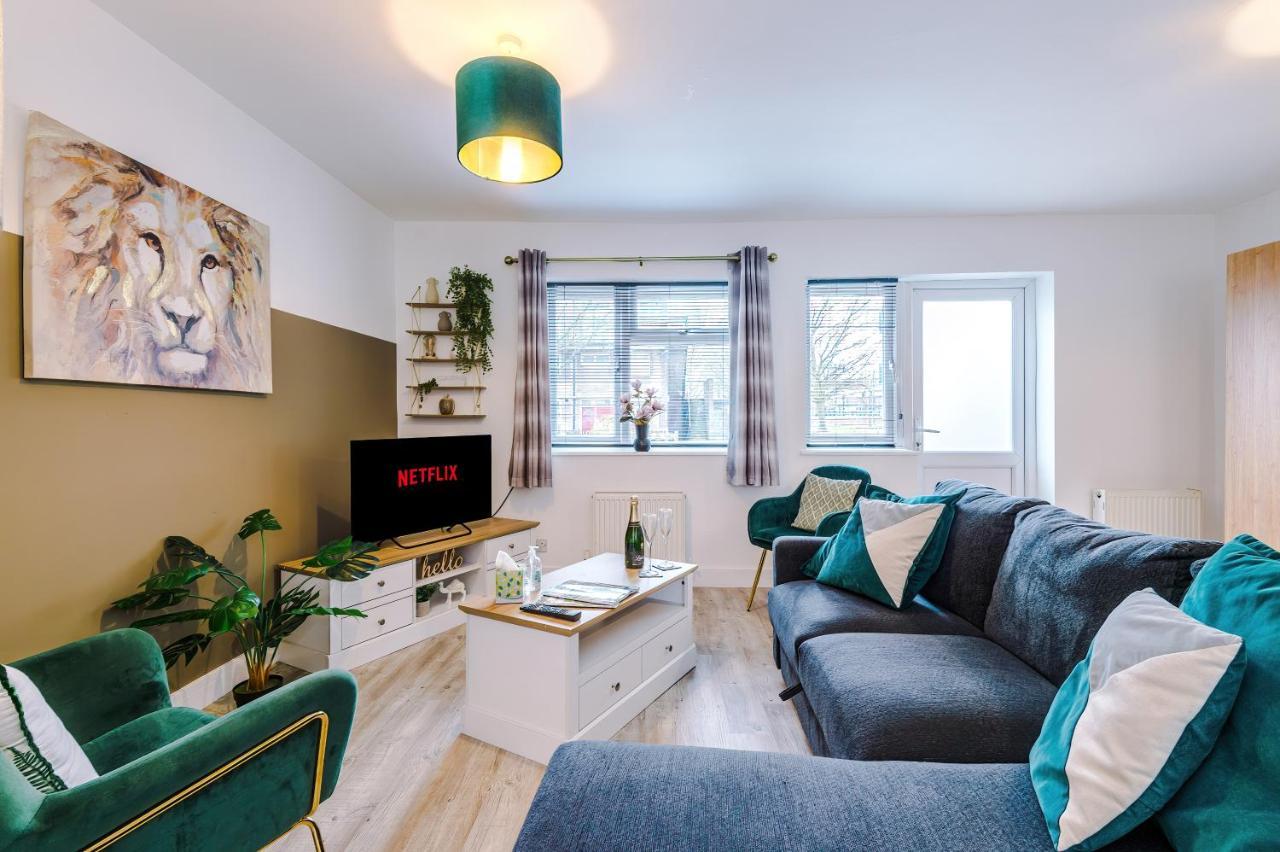 Spacious 3-bed House In By 53 Degrees Property, Ideal For Families & Professionals, Free Parking - Sleeps 7 Hébergement de vacances Chester