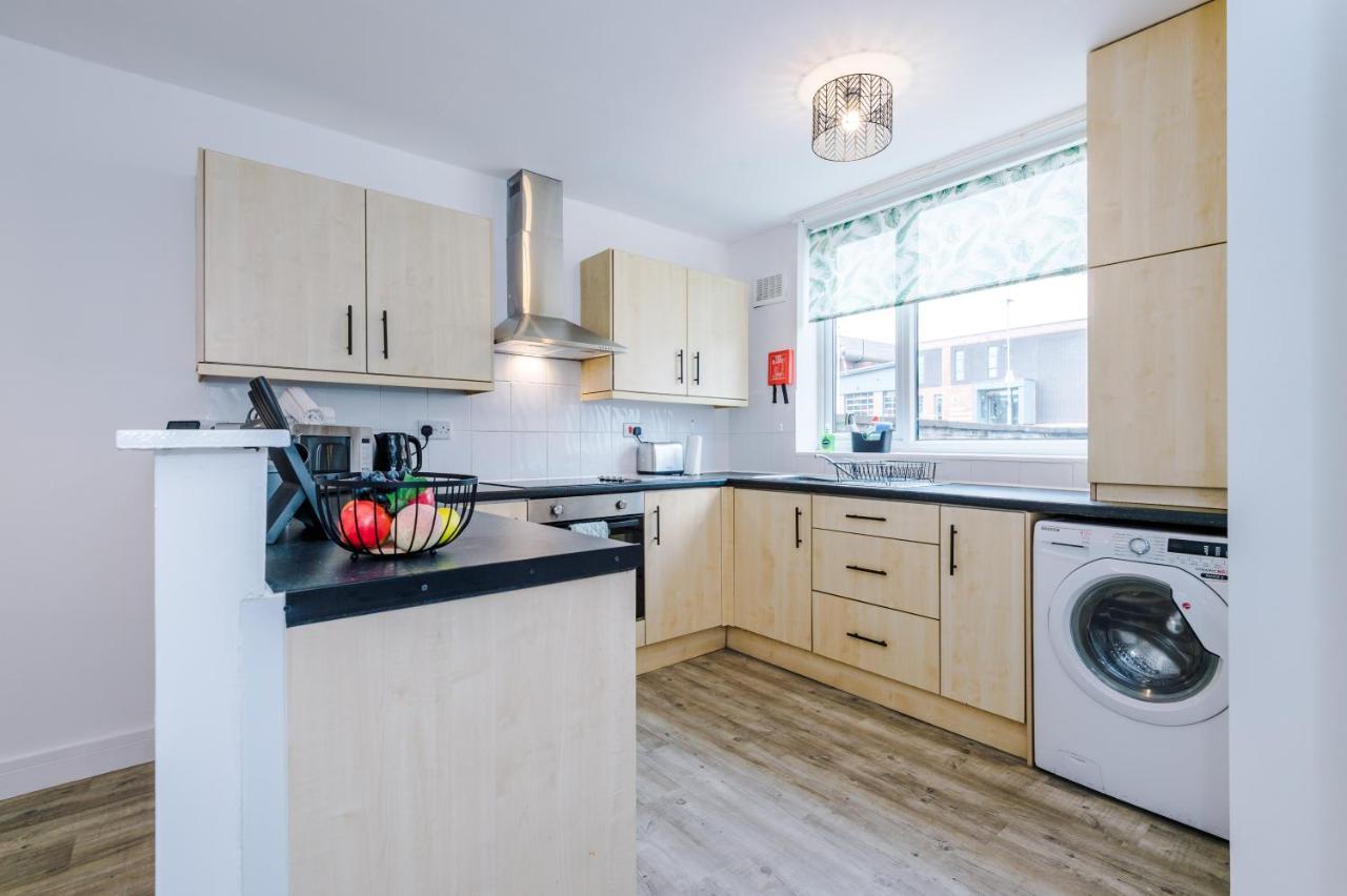 Spacious 3-bed House In By 53 Degrees Property, Ideal For Families & Professionals, Free Parking - Sleeps 7