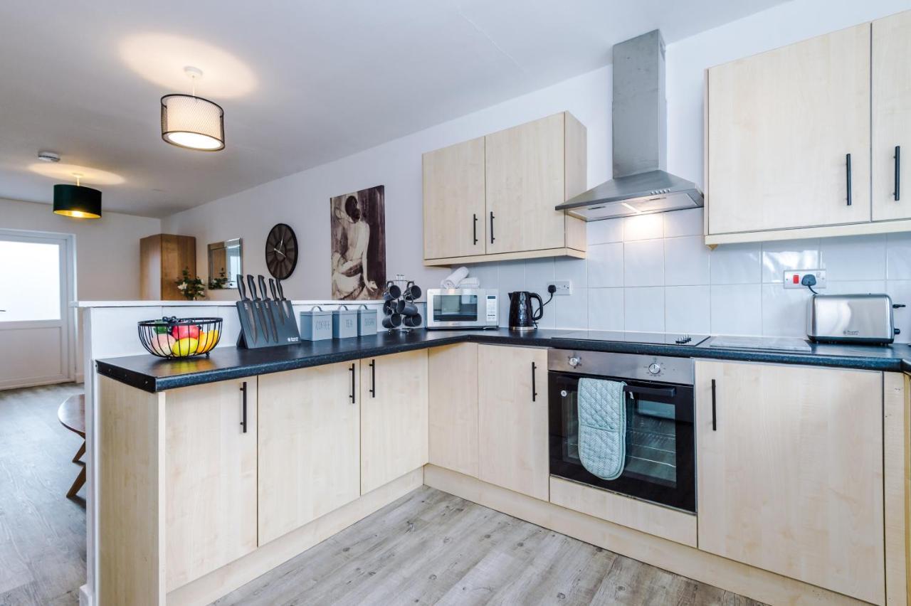 Spacious 3-bed House In By 53 Degrees Property, Ideal For Families & Professionals, Free Parking - Sleeps 7 Hébergement de vacances