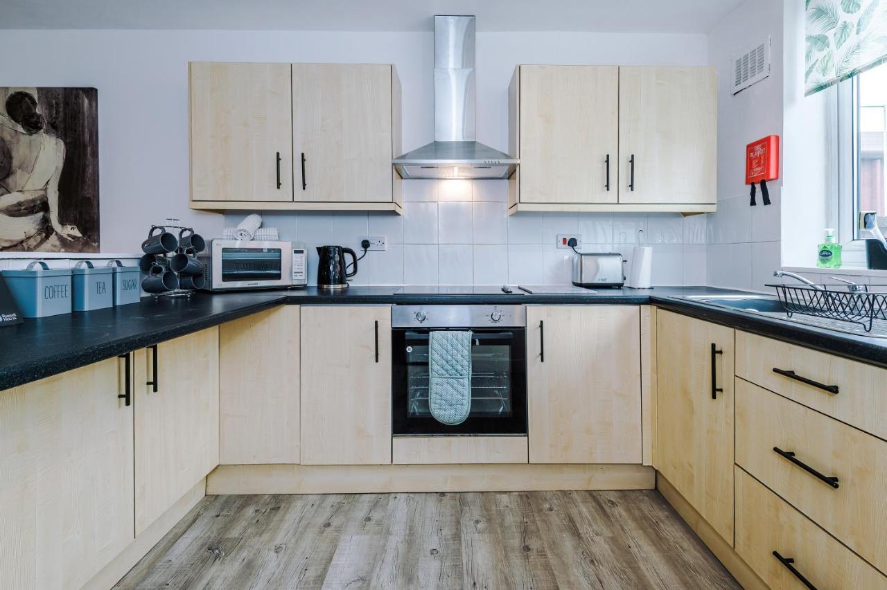Spacious 3-bed House In By 53 Degrees Property, Ideal For Families & Professionals, Free Parking - Sleeps 7 Hébergement de vacances