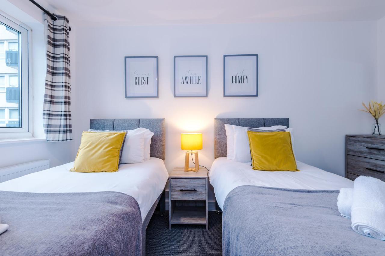 Spacious 3-bed House In By 53 Degrees Property, Ideal For Families & Professionals, Free Parking - Sleeps 7 Hébergement de vacances *