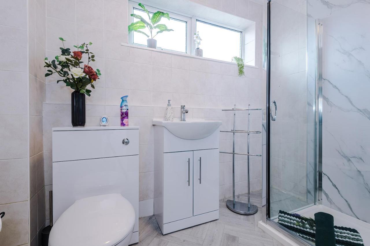 Spacious 3-bed House In By 53 Degrees Property, Ideal For Families & Professionals, Free Parking - Sleeps 7 *