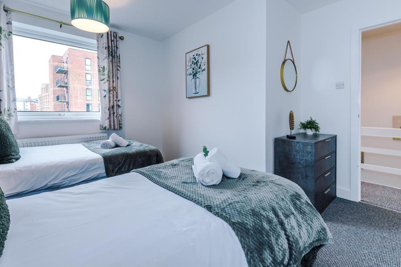 Spacious 3-bed House In By 53 Degrees Property, Ideal For Families & Professionals, Free Parking - Sleeps 7 * Chester