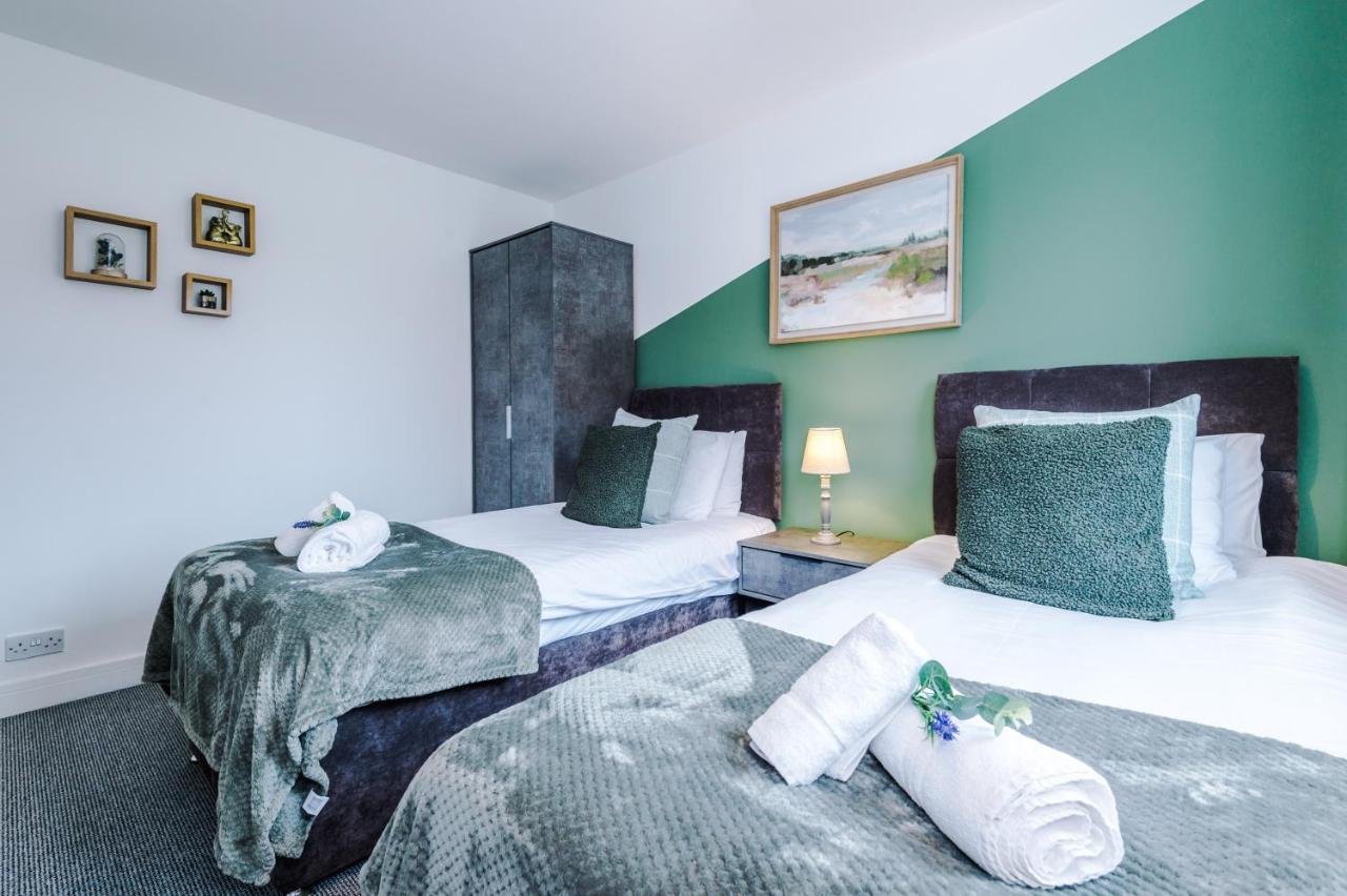 Spacious 3-bed House In By 53 Degrees Property, Ideal For Families & Professionals, Free Parking - Sleeps 7 *