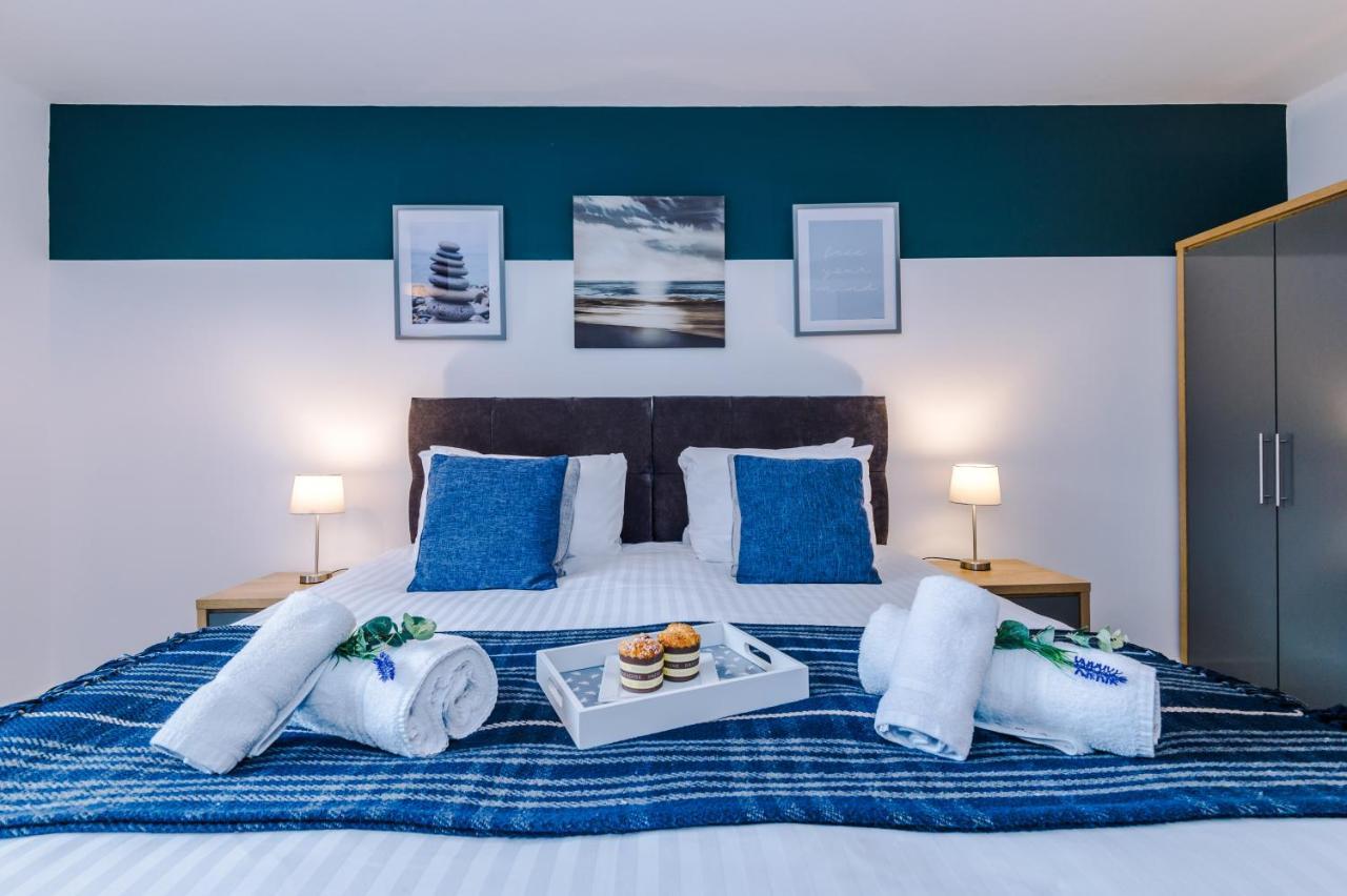 Spacious 3-bed House In By 53 Degrees Property, Ideal For Families & Professionals, Free Parking - Sleeps 7 *