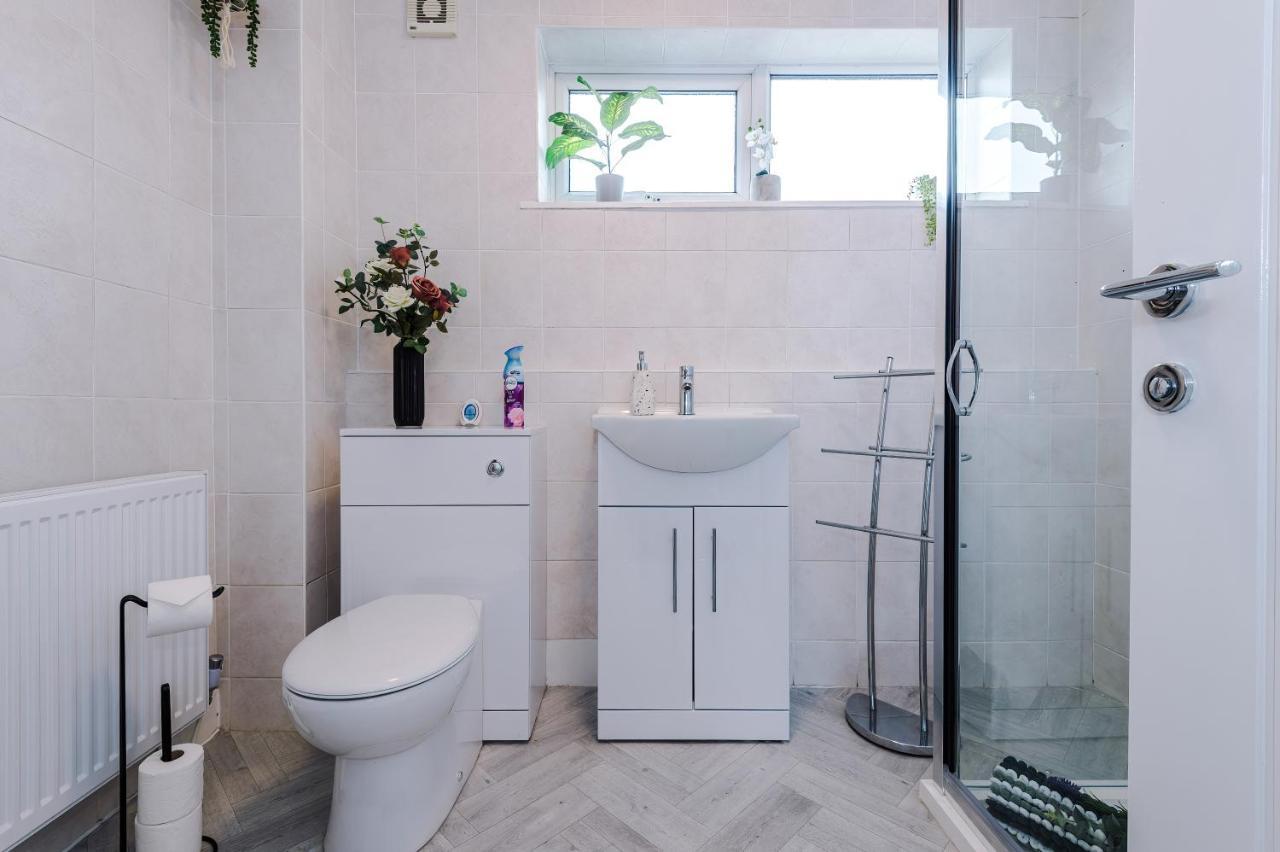 Hébergement de vacances Spacious 3-bed House In By 53 Degrees Property, Ideal For Families & Professionals, Free Parking - Sleeps 7 *