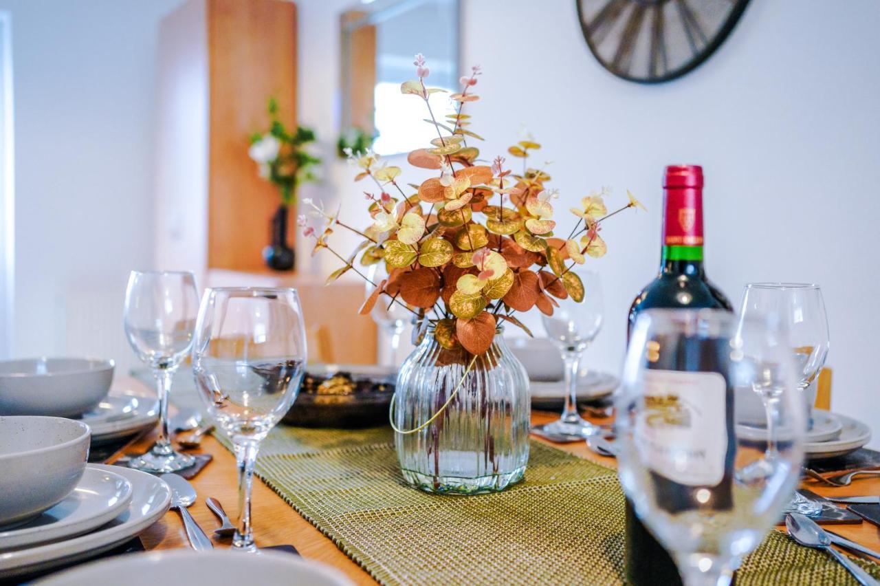 Spacious 3-bed House In By 53 Degrees Property, Ideal For Families & Professionals, Free Parking - Sleeps 7 *