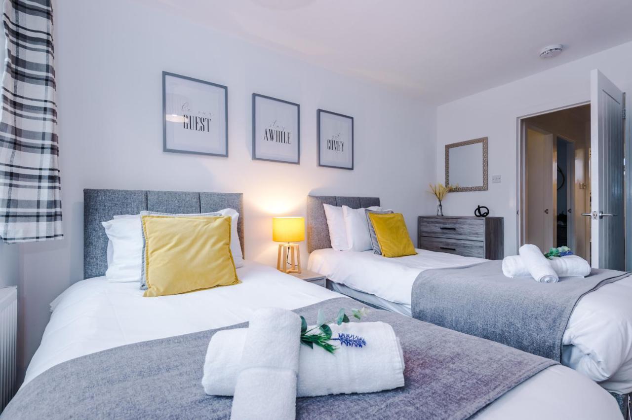 Spacious 3-bed House In By 53 Degrees Property, Ideal For Families & Professionals, Free Parking - Sleeps 7 Hébergement de vacances *