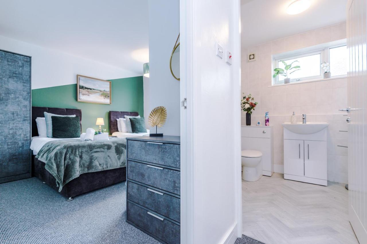 Spacious 3-bed House In By 53 Degrees Property, Ideal For Families & Professionals, Free Parking - Sleeps 7