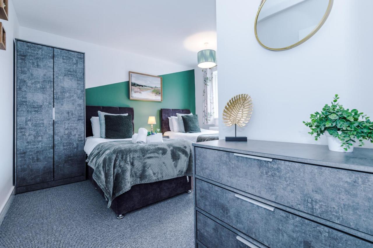 Spacious 3-bed House In By 53 Degrees Property, Ideal For Families & Professionals, Free Parking - Sleeps 7 Hébergement de vacances *