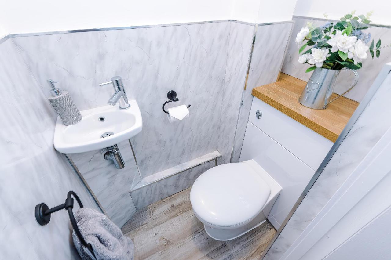Spacious 3-bed House In By 53 Degrees Property, Ideal For Families & Professionals, Free Parking - Sleeps 7 Hébergement de vacances Chester